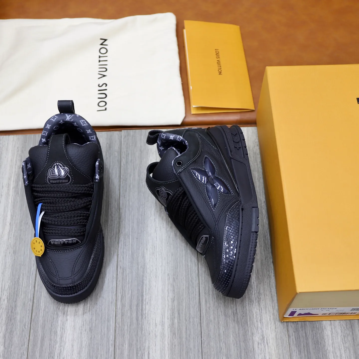 Men's shoes 💰: 860💰 LV Louis Vuitton TRAINER new sneakers are shipped. Louis Vuitton men's artistic director Virgil Abloh took inspiration to create this LV Trainer sneaker. Yingze crystal inlays present a colorful effect, with two gorgeous effect colors to choose from. The LV diamond letter logo badge on the tongue is gorgeous and noble. The LV letters are decorated on the side. The outsole is decorated with a Monogram flower pattern. It shows the trend of elegance and nobility! Men's model: 39-44 (38, 45, 46 customized)